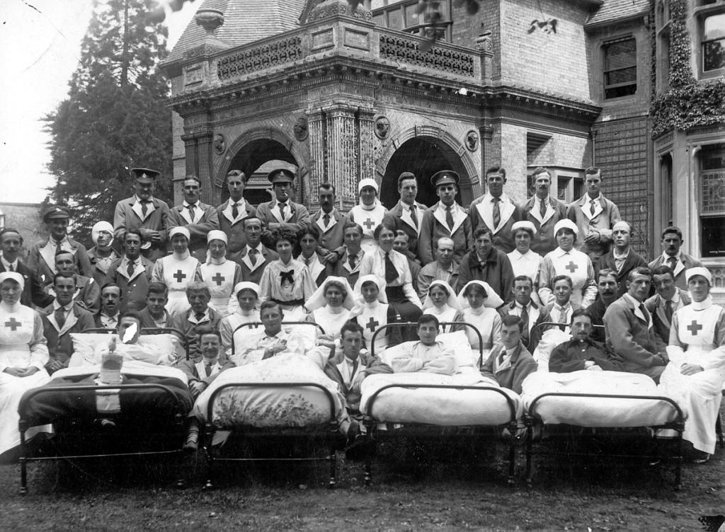 Patients of Wardown Park Hospital outside front porch